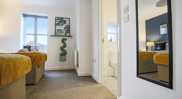 Large 6 Bedroom House with Free Parking, Smart TV with Netflix, Fast Wifi, Air Hockey & Garden by Yoko Property