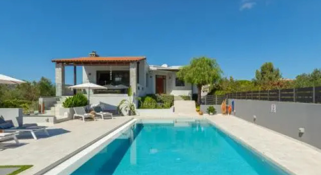 Villa Ampelaki - with heated pool