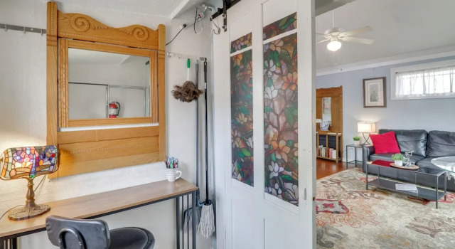 Walk to Downtown! ABQ Couples Studio w/ Deck, Забронировать Апартаменты/квартира Альбукерке Нью-Мексико, рядом с Fresenius Medical Care at Lovelace Medical Center