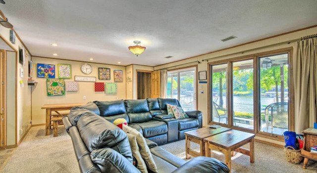 Boat Dock + Slides: Lakefront Gravois Mills Home, Prenota Casa vacanze Hotel a Missouri con parcheggio, Parcheggio