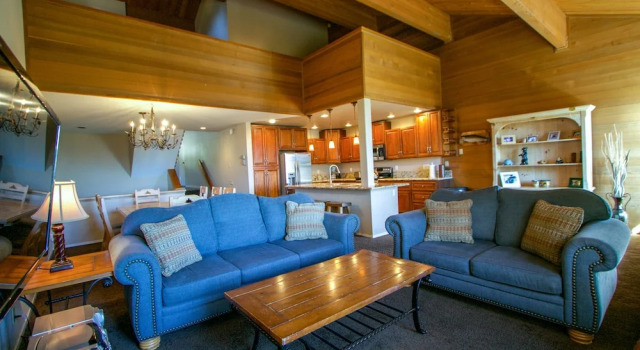 Bridges Townhome 7 Gorgeous Mountain Views, Private Jacuzzi, Steps to Eagle Lodge by RedAwning