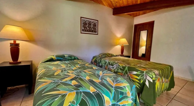 Кровать в общем номере Kalani Oceanside Retreat