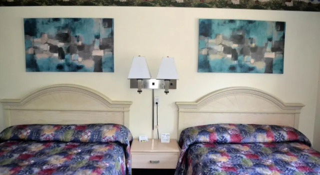 Четырёхместный номер Standard Stratford Suburban Motel