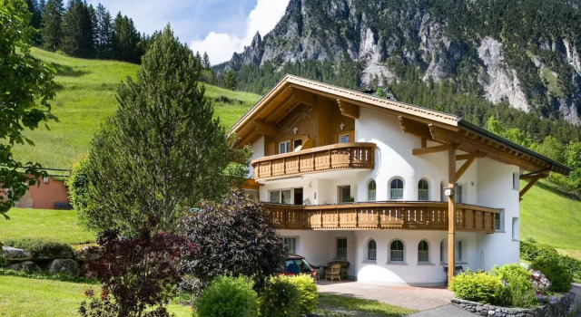 Апартаменты Haus Alvier - 3-zimmer Fewo Rothorn mit Terrasse
