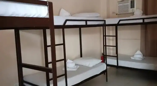 Кровать в общем номере Claytown Pension House