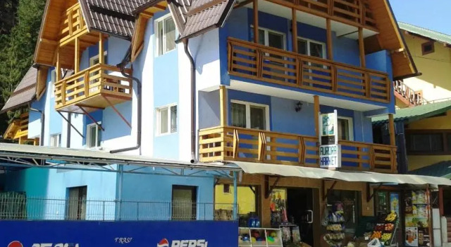 Hostel Voineasa, Rezerwuj Hostel Hotele w Carpathians - Romania z parkingiem, Parking