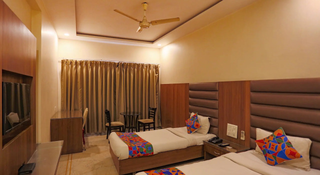 Номер Deluxe FabHotel Surya