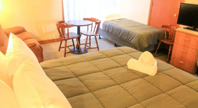 Трёхместный номер Standard St Georges Motor Inn