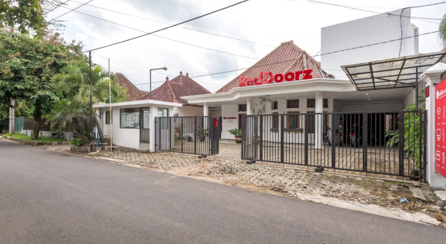 RedDoorz Syariah near Gajayana Stadium Malang, Rezerwuj Hotel Hotele 3-gwiazdkowe w Malang, w pobliżu Taman Rekreasi Kota, 3*