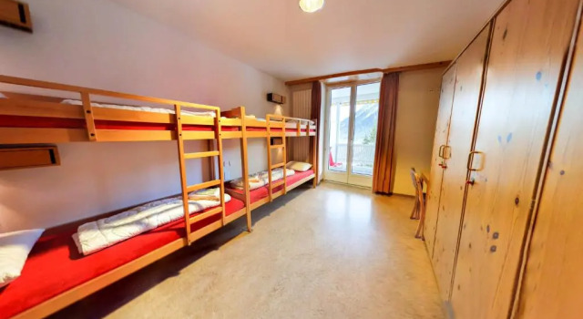 Четырёхместный номер Standard с балконом Davos Youth Hostel