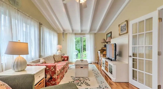 Charming Hyannis Cottage: 1 Mi to Beach!, Забронировать Дом для отпуска Хайаннис Полуостров Кейп-Код