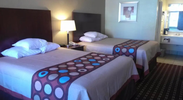 Четырёхместный номер Standard Super 8 by Wyndham Kerrville TX