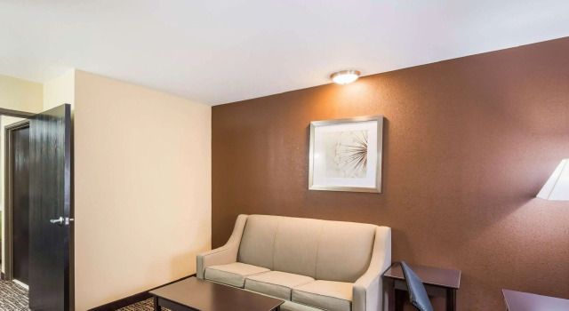 Четырёхместный люкс Quality Inn & Suites Caseyville - St Louis