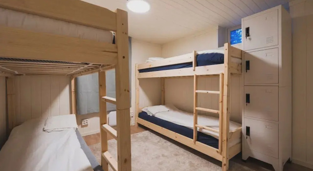 Кровать в общем номере Kyst Apartment