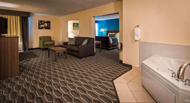 Люкс Deluxe Best Western Plus Yadkin Valley Inn & Suites