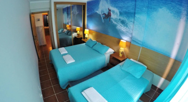 Трёхместный семейный номер Standard Supertubos Beach Hostel