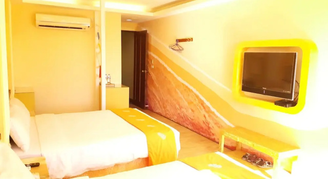 Четырёхместный номер Standard с балконом и с видом на город HuanGjia Hotel