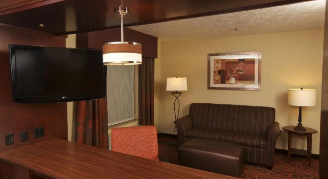 Люкс с балконом Hampton Inn & Suites Fargo Medical Center
