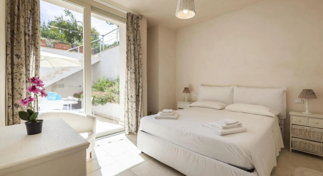 Exclusive Villa Reginella with large garden and private pool just a few minutes from the center of L-Villa Reginella