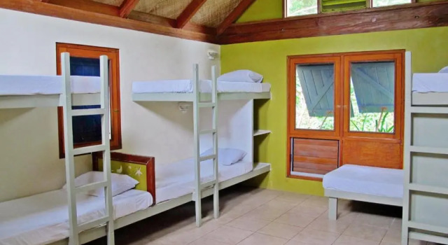Кровать в общем номере Beachouse Resort
