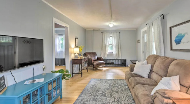 Enchanting Family House w/ Balcony < 3 Mi to Wvu!, Κράτηση Ξενοδοχείο Μοργκαντάουν Δυτική Βιρτζίνια