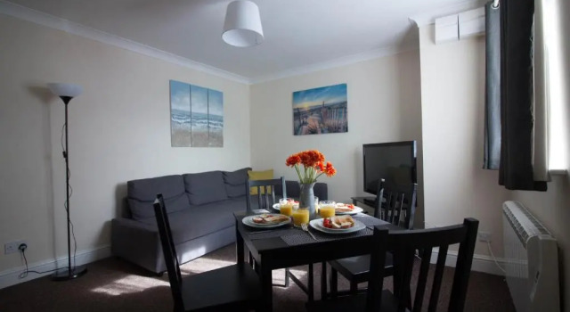 Stayzo Penthouse Accommodation 1- Premier Lodge, Varaa Huoneisto Asunnot kohteessa Merseyside, Huoneisto