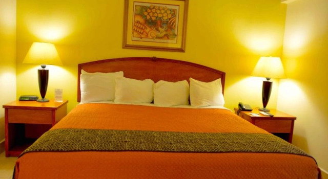 Полулюкс Hafersons Inn Hotel & Suites