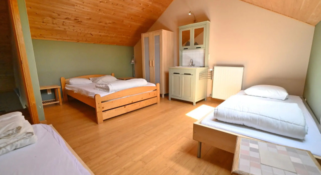 Spacious holiday home for 12 adults and 3 children with sauna / private pool, Забронировать Отель Ер провинция Намюр