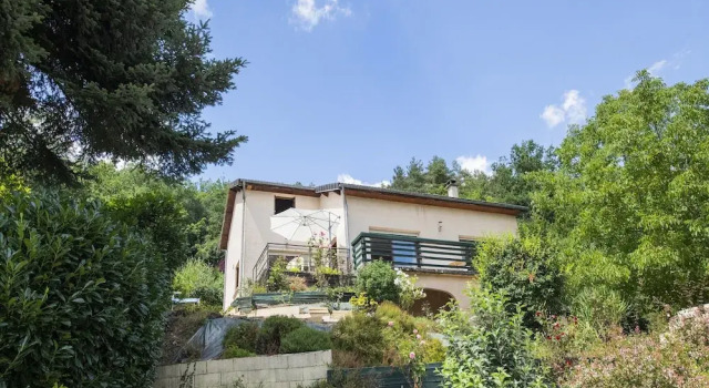 Коттедж Inviting Holiday Home in Miremont With Garden