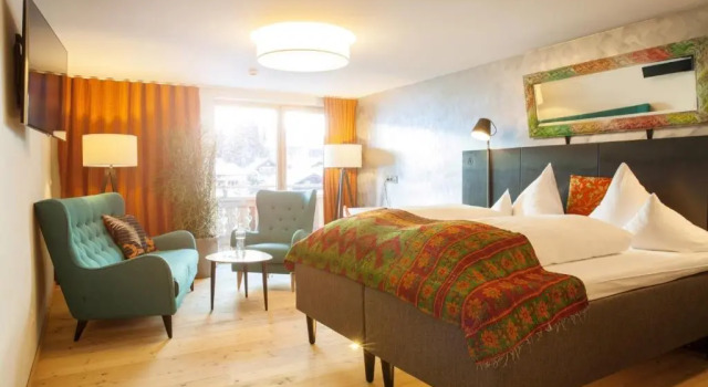 Двухместный номер Standard с балконом Raffls Tyrol Hotel