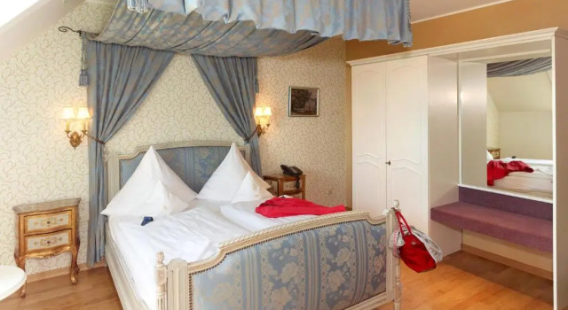 Romantik Schloßhotel Kurfürstliches Amtshaus Dauner Burg, Rezerwuj Hotel Hotele SPA w Vulkan Eifel, SPA