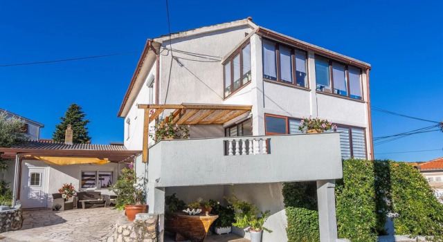 Stunning Home in Vrbnik With Wifi and 2 Bedrooms, Prenota Hotel Hotel a Isole Quarnerine con parcheggio, Parcheggio
