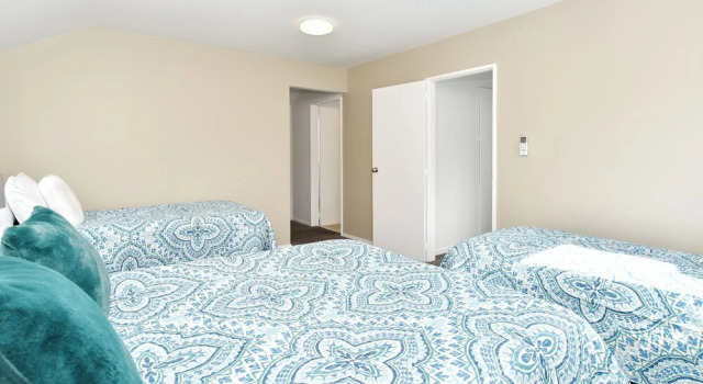 City Haven - 4BR for Families & Friends, Secure Parking, Забронировать Отель Отели Edgeware с парковкой, Парковка