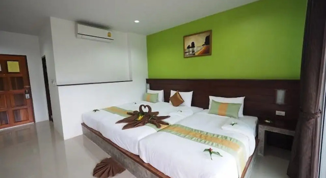 Трёхместный номер Standard с балконом и с красивым видом из окна Hatzanda Lanta Resort - SHA Extra Plus