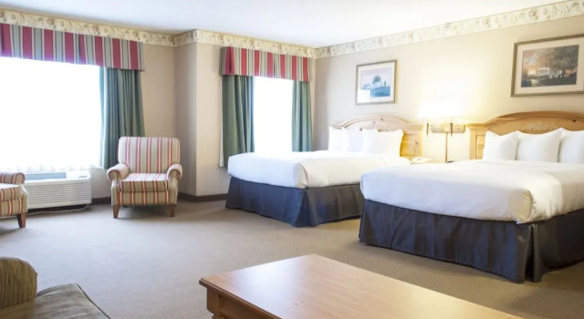 Четырёхместный люкс Country Inn & Suites by Radisson, Cedar Falls, IA