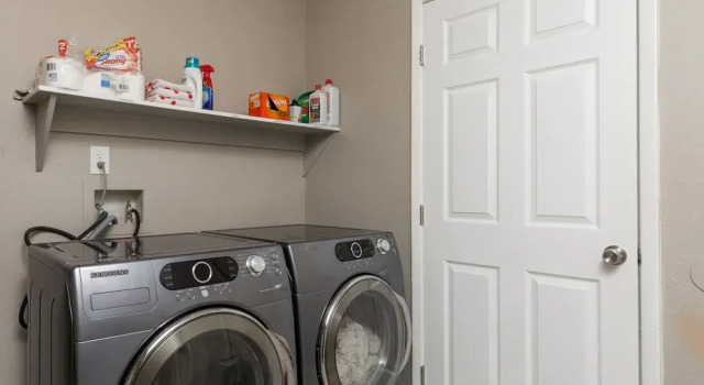 Коттедж The Diamond - Private Pool / Pet Friendly / 4BD Near Arena