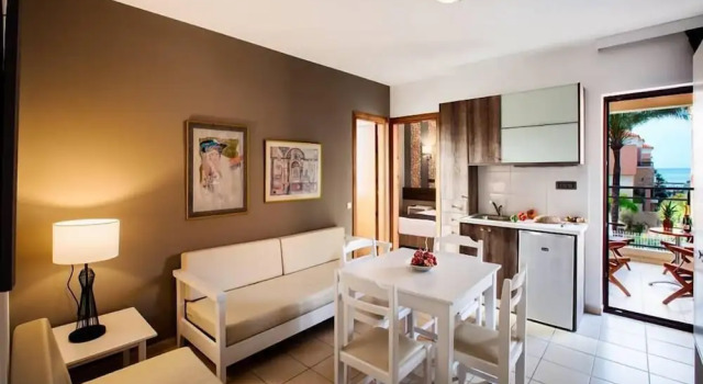 Семейные апартаменты c 1 комнатой Kallitsakis Beach