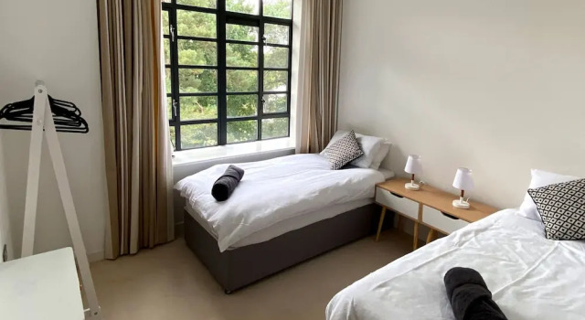 Continental Apartments at Wallis Square with Parking, WiFi & Netflix, Забронировать Апартаменты/квартира Отели Суррей с парковкой, Парковка