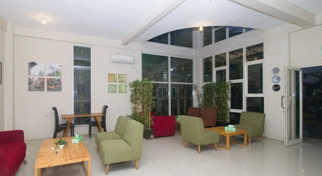 RedDoorz Plus Syariah near Alun Alun Sampang
