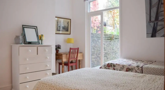 Charming Ground Floor in Edwardian Railway Cottage, Забронировать Дом для отпуска Виллы Лондона, рядом с Уайт Сити, Вилла