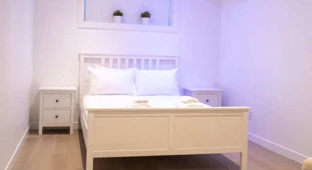 Brand New Modern Unit With Easy Access to the City, Varaa Hotelli Toronto 