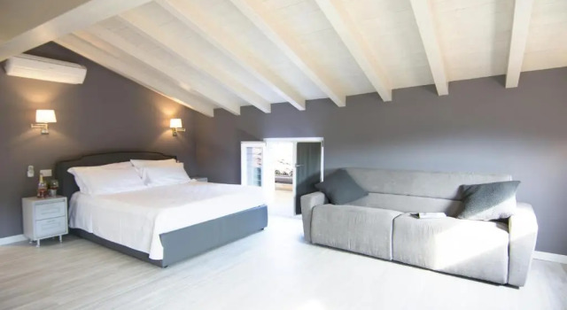 Полулюкс LA QUADRA SUITES - The super central apartments in Iseo, with daily housekeeping included