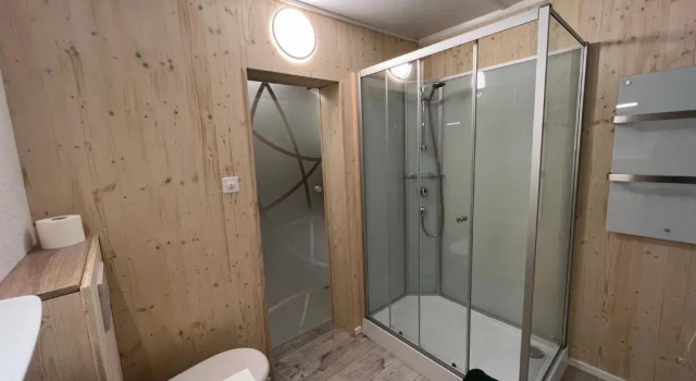 Полулюкс Adventure Hostel
