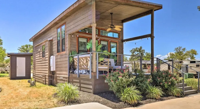 Коттедж Upscale Tiny Home - Boho-chic Austin Getaway!