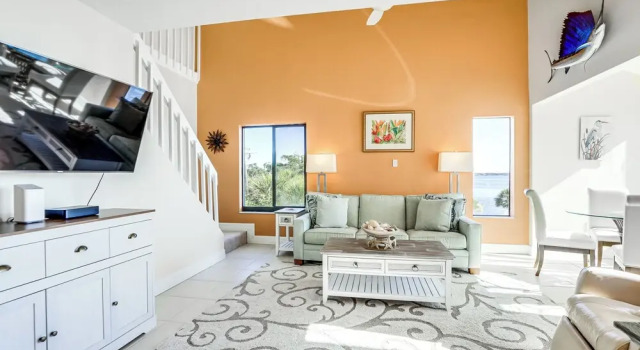 Bright Englewood Gem: Rooftop Patio, Walk to Beach, Varaa Huoneisto Englewood Florida
