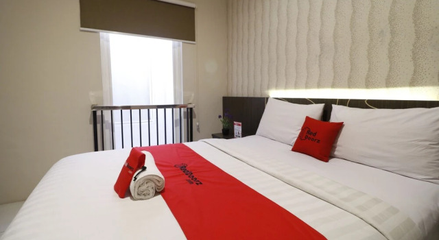 RedDoorz Plus @ Airlangga Mataram, Забронировать Отель Отели Матарам 3 звезды, рядом с Lombok Epicentrum Mall, 3*