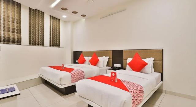 OYO 13033 Hotel Raadhe