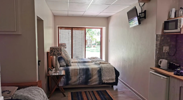 Cozy Triple Room With King Sized bed and Single Bed, Near Bloemfontein, Забронировать Апартаменты/квартира Отели Фри-Стейт с парковкой, Парковка