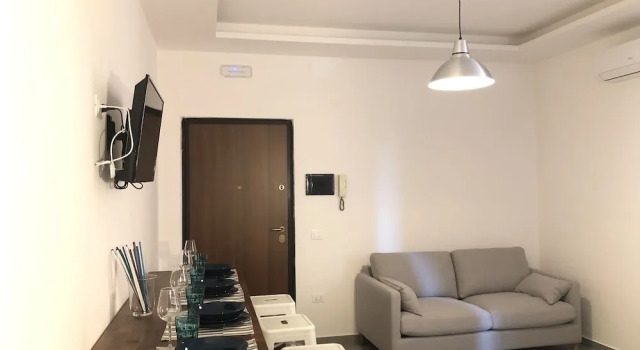 21 Holiday House