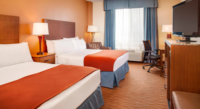 Четырёхместный номер Standard Holiday Inn Express Hotel & Suites Coralville by IHG